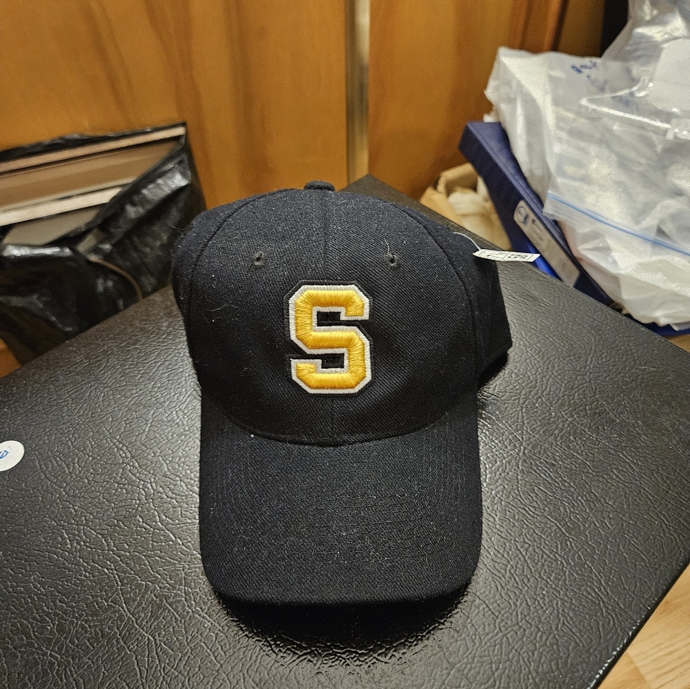 2 Yellow S hats and Navy blue hat